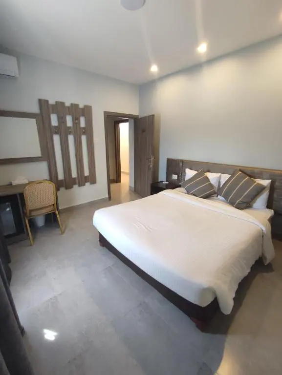 Madaba black iris room
