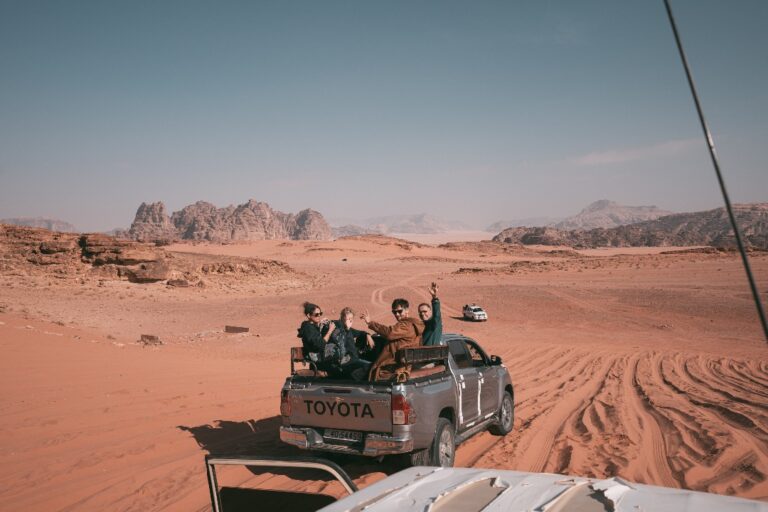 Groep die een jeepsafari in de woestijn doet