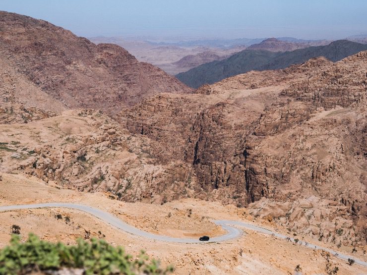 Weg op de King Highway in Jordanië